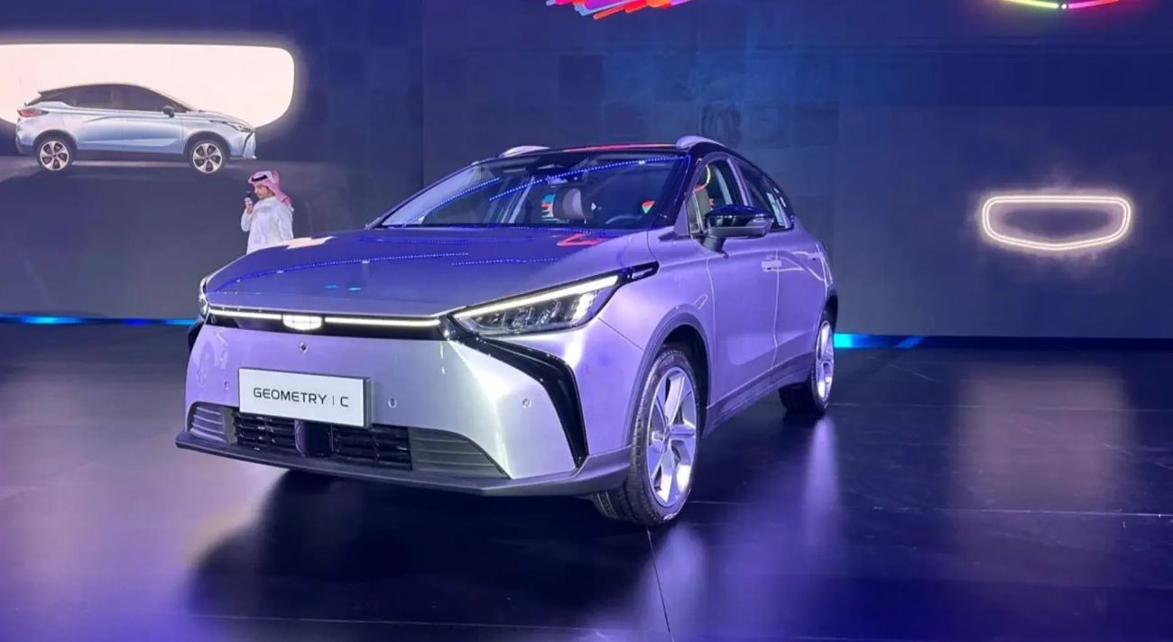 أرخص سيارة كهربائية صينية في السعودية .. إطلاق جيلي جيومتري سي 2024 بميزات تنافس تويوتا لاندكروزر برادو وبهذا السعر المنخفض 